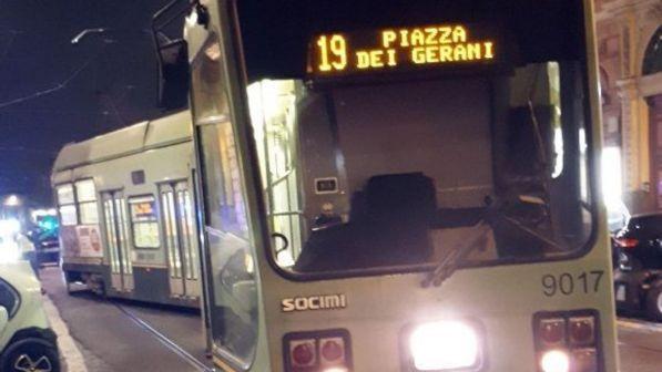 Roma, aggressione razzista in tram: spintonata donna di colore con la figlia