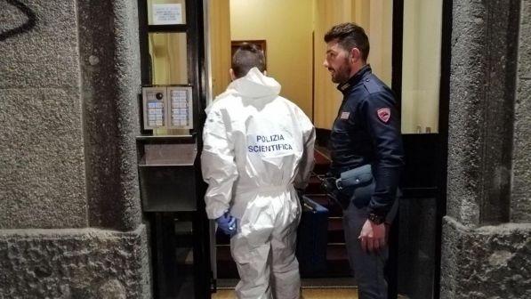 Milano, donna trovata morta in casa: un uomo sentito in questura