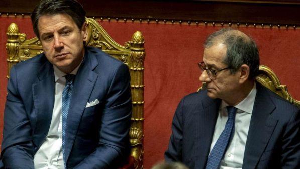 Caso Bugno, Tria replica agli attacchi: "Spazzatura" | Ma Conte, Salvini e Di Maio lo incalzano: "Subito decreto su risarcimenti banche"