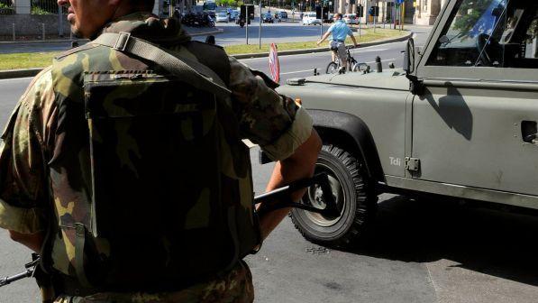 Napoli, partorisce in un bar: i soldati di "Strade sicure" si improvvisano ostetrici