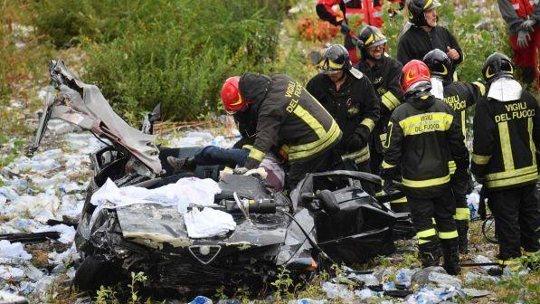 Crollo del ponte, Conte: "Iniziato l'iter di revoca della concessione" | Il Mit: "Autostrade responsabili delle verifiche"
