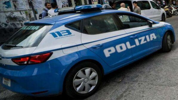 Milano, accoltella uomo in casa e poi si impicca
