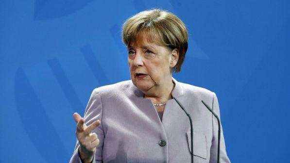 Migranti, Merkel: "Fermare i trafficanti e aprire le vie legali"