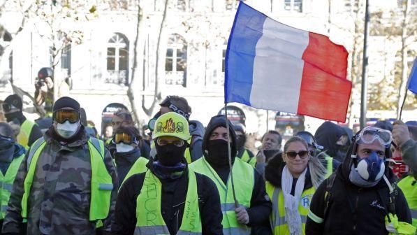 Gilet gialli: la protesta si spegne a Parigi, guerriglia a Bordeaux