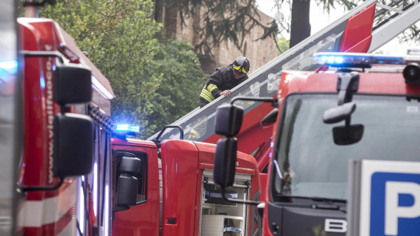 Roma, incendio sterpaglie coinvolge casa: morta una 57enne
