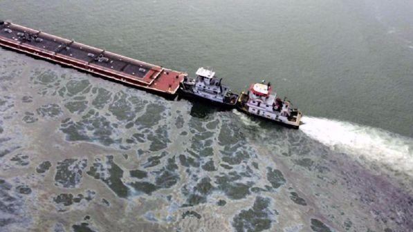 Malesia, scontro fra navi: 300 tonnellate di petrolio in mare