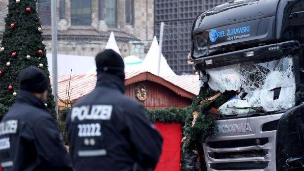 Merkel: Amri dall'Italia a Berlino, ci sono alcuni buchi in Schengen