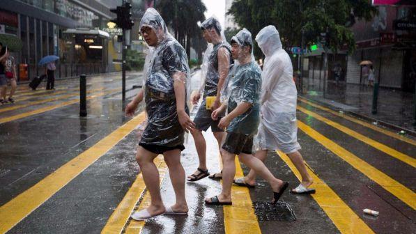 Hong Kong "blindata", tifone Hato in arrivo: cancellati 420 voli