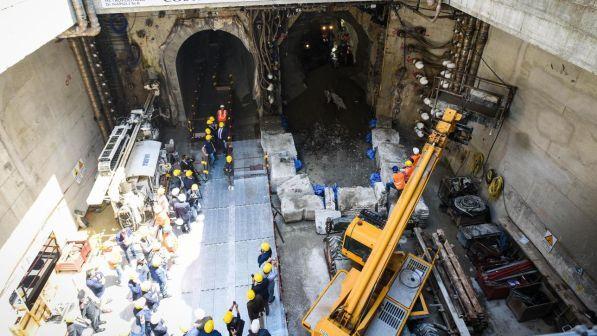 Napoli, i nuovi treni per la metro sono troppo grandi: non entrano nel tunnel