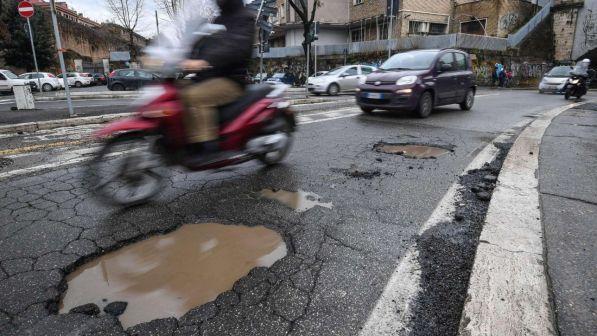 Campidoglio: piano straordinario per coprire 50mila buche in un mese