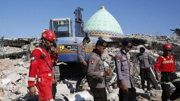 Sisma Indonesia, sale a 387 numero dei morti: migliaia di sfollati