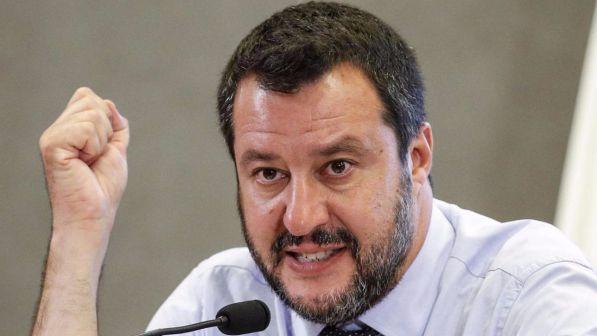Migranti, Salvini: "Espelleremo la comandante della Sea Watch"