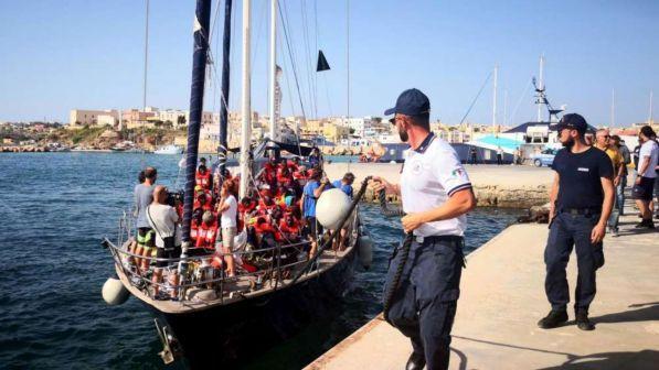Lampedusa, veliero Alex posto sotto sequestro dalla Gdf: migranti sbarcano