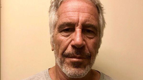 Suicidio Epstein, media: mandati per 20 guardie carcerarie