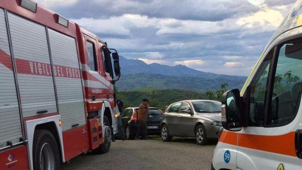 Teramo, chiusa per sbaglio in auto da nonna, bimba salvata dai pompieri
