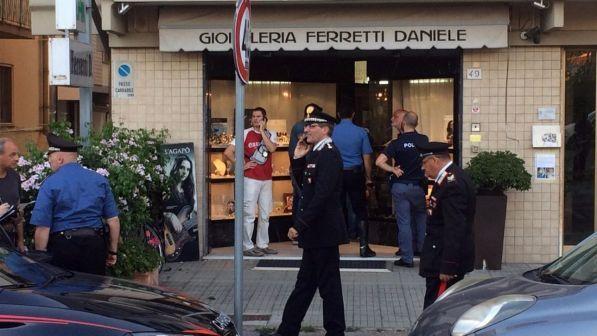 Bandito ucciso a Pisa, la difesa del gioielliere: "Hanno sparato per primi verso mia moglie"