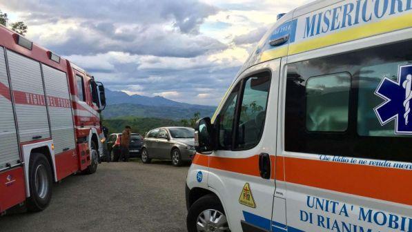 Deraglia un treno regionale nel Cuneese, soccorritori sul posto