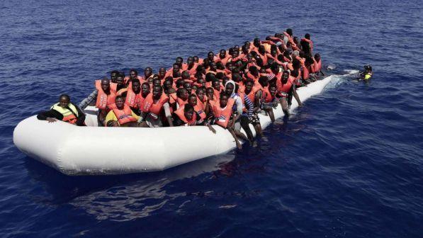 Barcone con migranti in difficoltà, Malta e Italia non intervengono