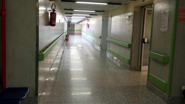 Bologna, sorprende tre ladri e li ferisce con un coltello: denunciato anche lui