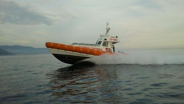 Affonda peschereccio davanti a porto Livorno: salvi tre marinai