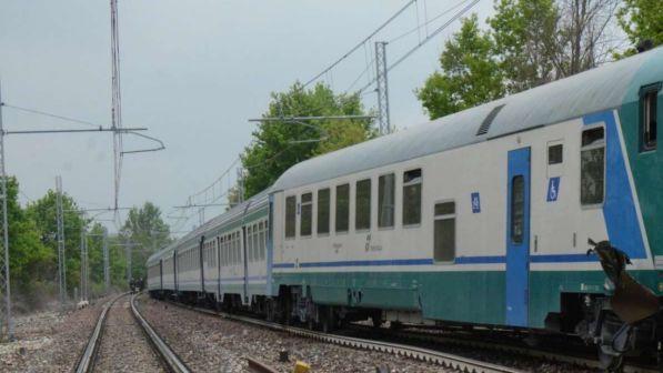 Bari, paga il biglietto del treno a un migrante e racconta: "Sono stato straniero anche io"