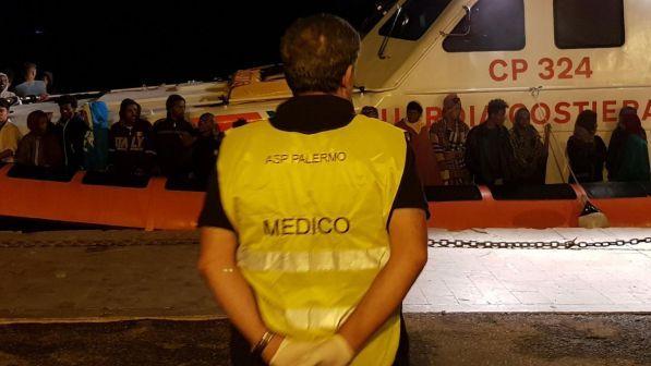 Lampedusa, nuovo sbarco nella notte: arrivati 14 migranti, tra loro 4 bimbi