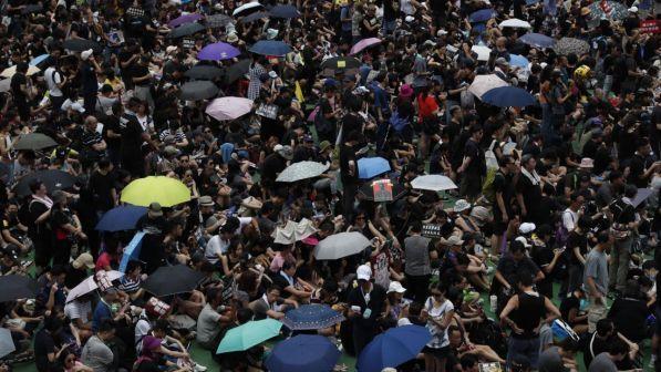 Hong Kong, i giovani manifestanti guidano la protesta su Tinder e Pokemon Go
