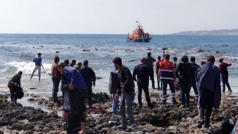 rodi sbarco immigrati immigrazione migranti spiaggia grecia