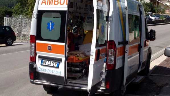 Incidente a Pavia, auto esce di strada e si ribalta: due morti
