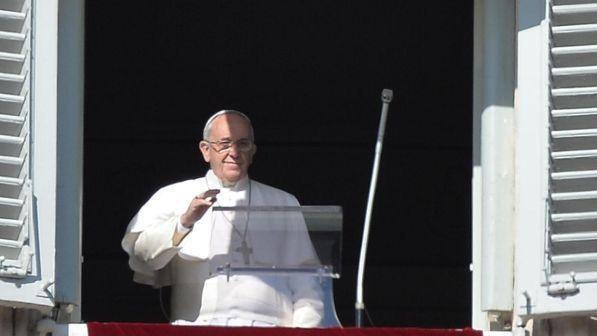 Bombe sulla Siria, il Papa: "Basta con questa guerra disumana"