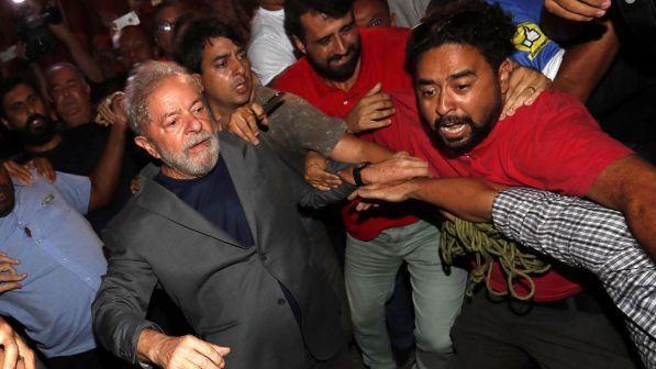 Prima la messa, poi il pranzo e la partita: dopo l'attesa l'ex presidente brasiliano Lula si consegna alla polizia