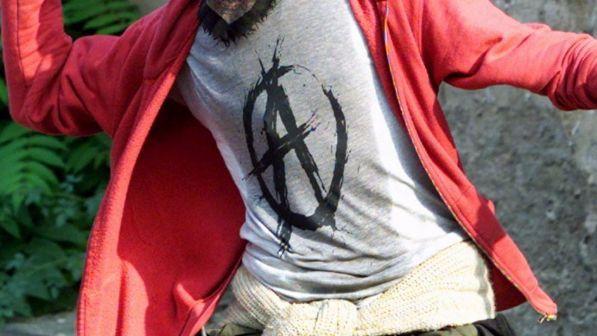 Protesta anarchici a Torino, cassonetti dati alle fiamme