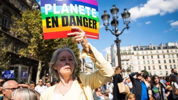Parigi, migliaia di persone presenti alla marcia per il clima