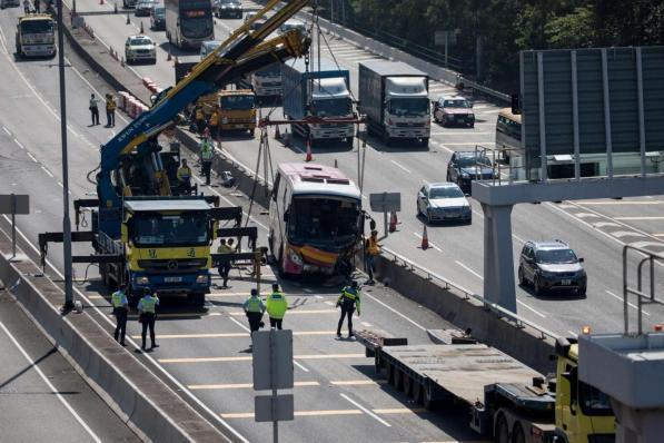 Hong Kong, terribile scontro tra autobus e taxi: 5 morti e 30 feriti
