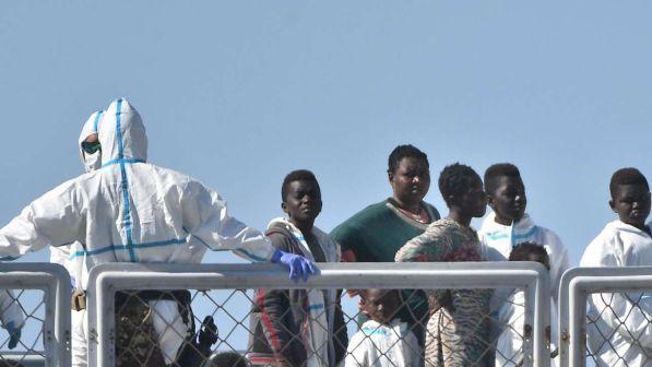 Migranti, Salvini: niente Malta, la Sea Watch 3 "ciondola" in mare