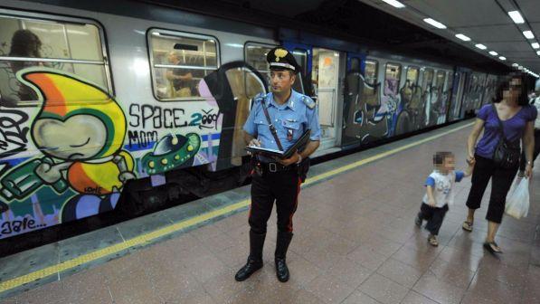 Napoli, ubriaco armato di coltello in metro: passeggeri feriti nella ressa