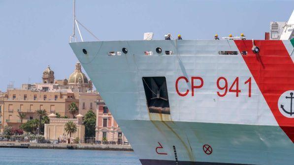Migranti, 31 sbarchi a Lampedusa: 10 bimbi hanno maglietta rossa