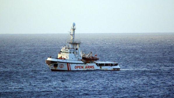Open Arms: "Portare i 107 migranti da Catania a Madrid in aereo"