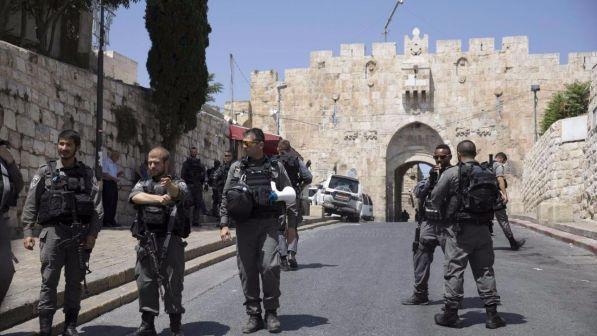 Israele: nuova protesta arabi, raid a casa del killer dei coloni