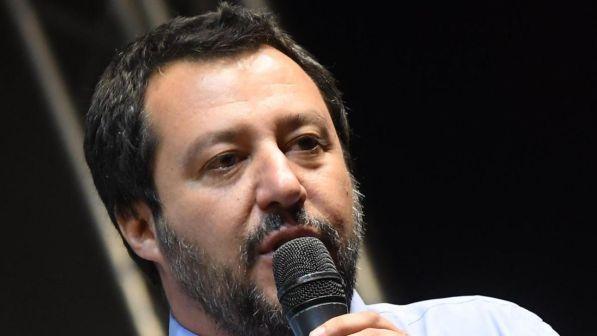 Scritte contro Salvini, la replica del ministro: "Certa gente fa pena"