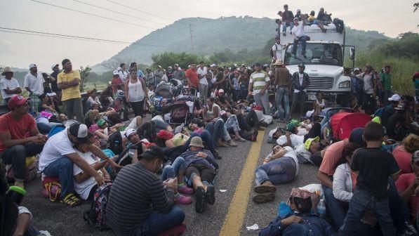 Carovana dei migranti, in migliaia ripartiti da Città del Messico