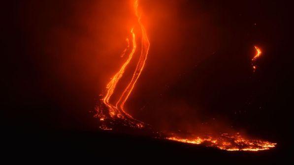 Etna, intensa attività eruttiva stromboliana da cratere sommitale
