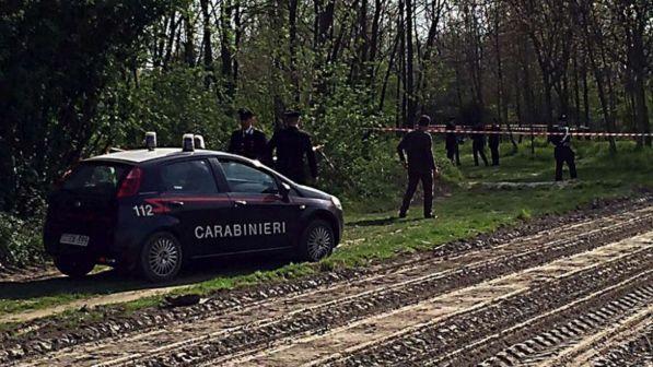 Uccide la compagna, la chiude in un sacco a pelo e nasconde il cadavere in un bosco nel Comasco: arrestato