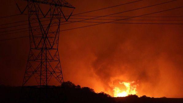 La California continua a bruciare: 8mila persone sono state evacuate