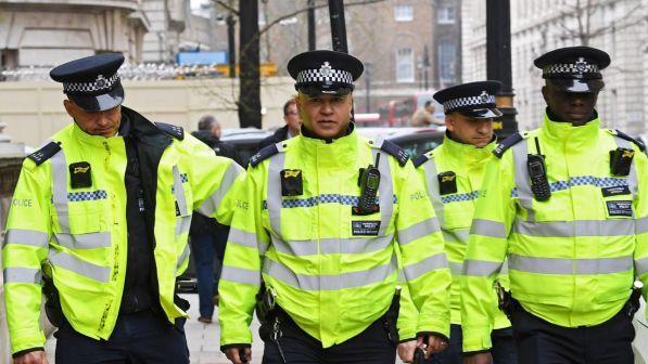 Londra, auto investe persone davanti a una moschea: 3 feriti