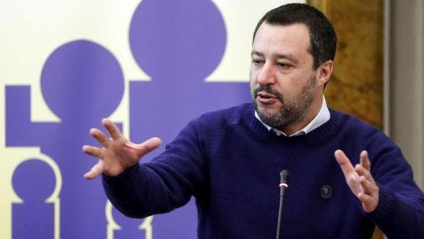 Salvini: "Deficit al 2,4% intoccabile? Nessuno è attaccato ai decimali" | M5s: "Difenderemo i cittadini, non i numeri"