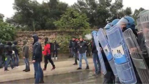 Ilva, disordini al corteo ambientalista: sassi e bottiglie contro i poliziotti