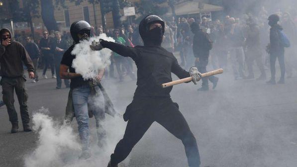 Scontri Genova, la Procura apre due indagini sui manifestanti e sulla polizia