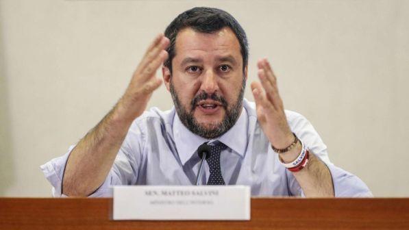 Salvini: "Faccio la guerra alla mafia, non agli striscioni"