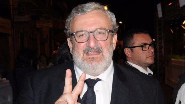 Pd, scissione fatta ma senza Emiliano: resta e si candida, Renzi vola negli Usa